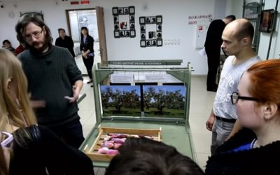 17 черепов и зуб. Экскурсию по выставке ведёт Станислав Дробышевский.
